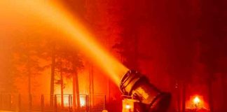 Incendio Caldor obliga a evacuar importante destino turístico de EE.UU