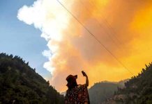 El avance de un incendio en California obliga a evacuar un pueblo entero El avance de un incendio en California obliga a evacuar un pueblo entero