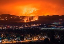 "Deben irse ahora": Enorme incendio rodea a un poblado en California / FOTO / CBS News