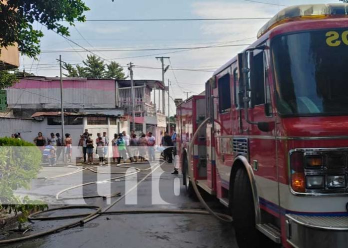 Incendio en un negocio que vende tanques de gas en Managua
