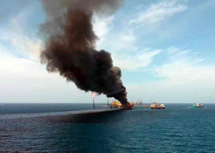 incendio-pemex- Se eleva a cinco los muertos por incendio en plataforma de Pemex, México