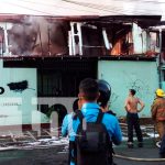 Incendio «madrugador» consume bodega en Monseñor Lezcano Dos viviendas afectadas dejó como consecuencia un fuerte incendio en Managua