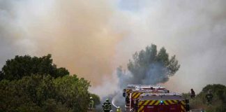 Bomberos luchan contra los incendios en Francia