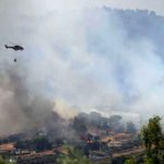 Nuevos incendios provocan alerta de evacuación al suroeste de Atenas Helicópteros bomberos arrojan agua en los incendios de Atenas