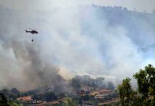 Helicópteros bomberos arrojan agua en los incendios de Atenas