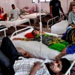 Varias personas en sala de emergencia en la India