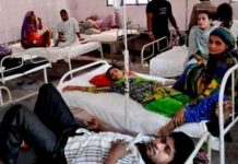 Varias personas en sala de emergencia en la India