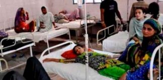 Varias personas en sala de emergencia en la India