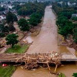 Inundaciones en el sur de Alemania dejan al menos 2 muertos Mujer que fue arrastrada desde un puente por las inundaciones en Baviera.