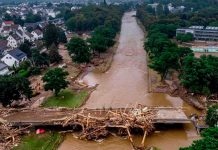 Mujer que fue arrastrada desde un puente por las inundaciones en Baviera.
