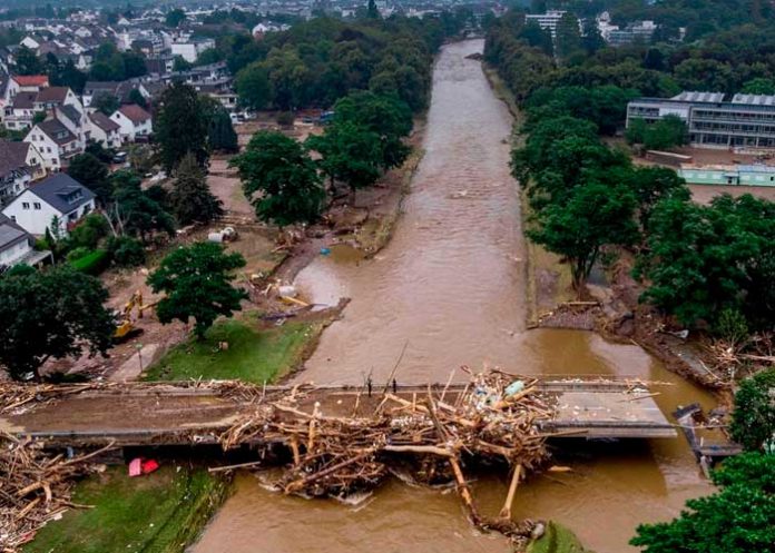 Mujer que fue arrastrada desde un puente por las inundaciones en Baviera.