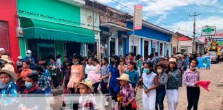 Niños y niñas participan del desfile a "caballito de palo" en Juigalpa