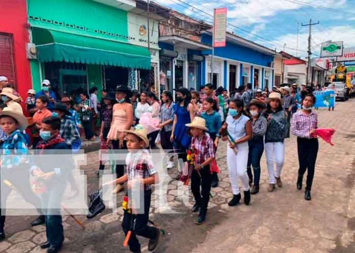 jui2 Niños y niñas participan del desfile a