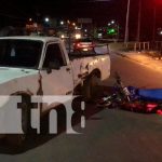 Motocicleta en el costado izquierdo de un camioneta