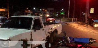 Motocicleta en el costado izquierdo de un camioneta