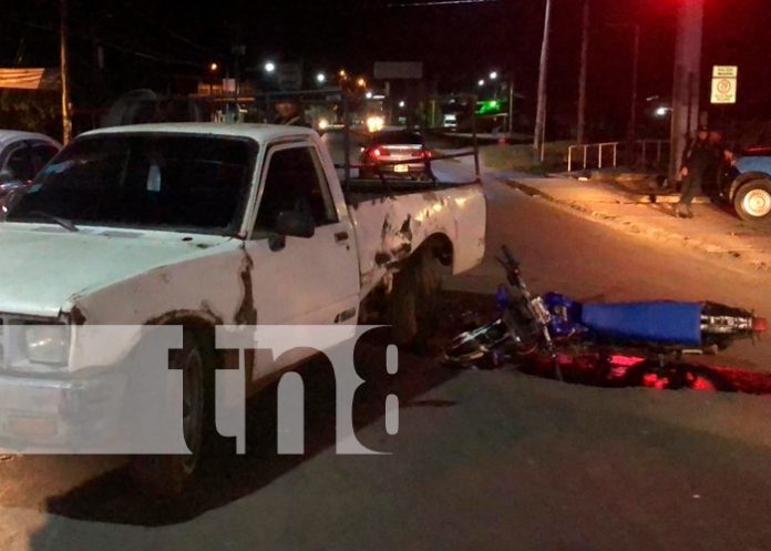 juigalpa3 Motocicleta en el costado izquierdo de un camioneta
