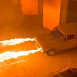 Mecánico ruso transforma su carro viejo en uno que lanza llamas Mecánico ruso transforma su carro viejo en uno que lanzallamas