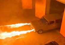 Mecánico ruso transforma su carro viejo en uno que lanzallamas