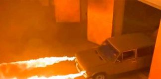 Mecánico ruso transforma su carro viejo en uno que lanzallamas