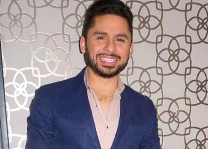 Larry Hernández habría perdido la voz por el COVID-19