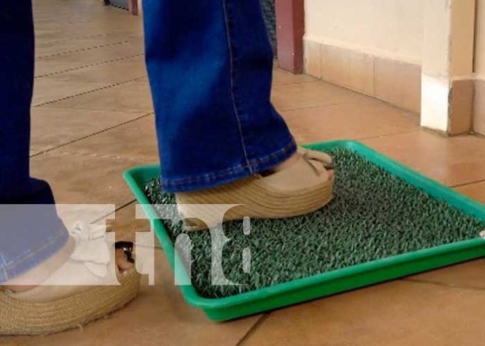 Persona aplicando medidas sanitarias en Loto Nicaragua