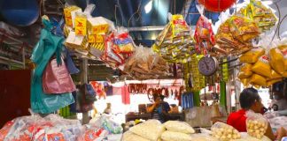 Comerciantes del mercado capitalino, Israel Lewites ofrecen grandiosos descuentos y promociones permanentes en cada uno de los productos conmemorativos a agosto