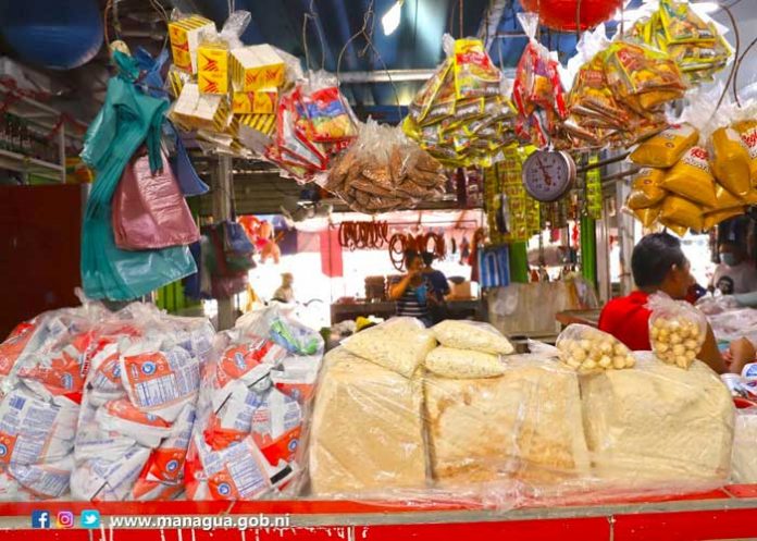 m2 Comerciantes del mercado capitalino, Israel Lewites ofrecen grandiosos descuentos y promociones permanentes en cada uno de los productos conmemorativos a agosto