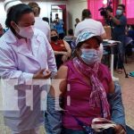 Nicaragüenses reciben dosis de la vacuna Astrazeneca contra el COVID-19 Jornada de vacunación en Managua
