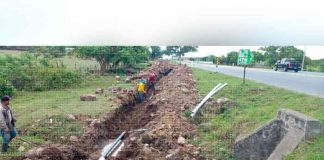 Varias personas trabajando en la instalación de tuberías