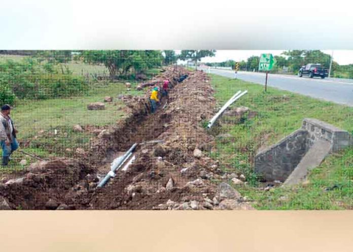 Varias personas trabajando en la instalación de tuberías