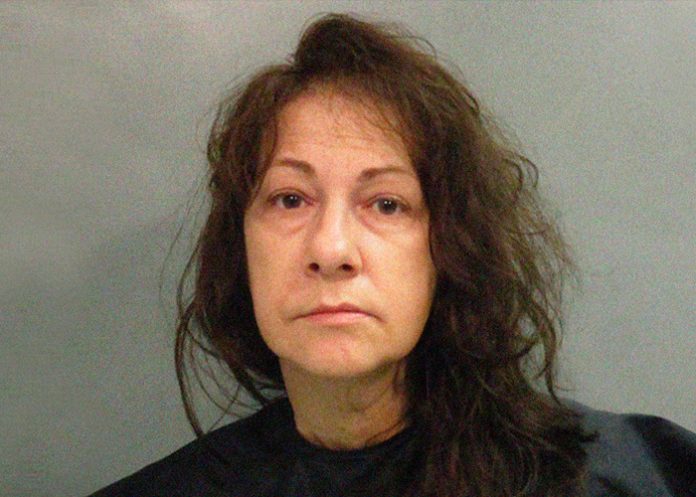 conservó el cadáver de su madre en papel periódico durante un año