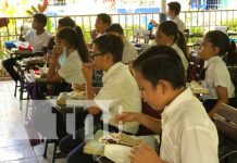 Merienda escolar en un colegio de Managua