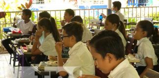 Merienda escolar en un colegio de Managua