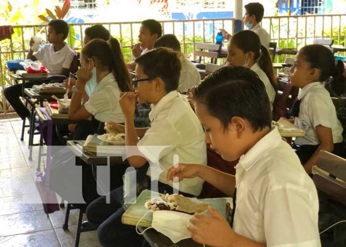 Merienda escolar en un colegio de Managua