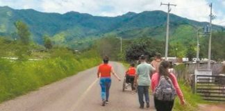Habitantes huyen de Coalcomán, al ser campo de batalla de cárteles