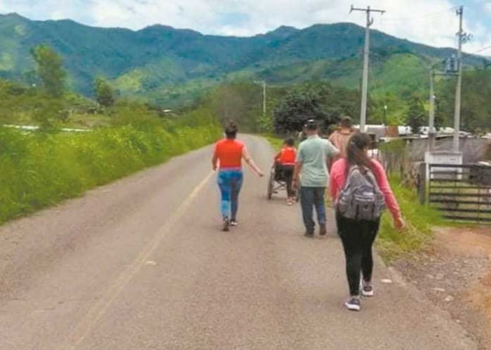 mex Habitantes huyen de Coalcomán, al ser campo de batalla de cárteles