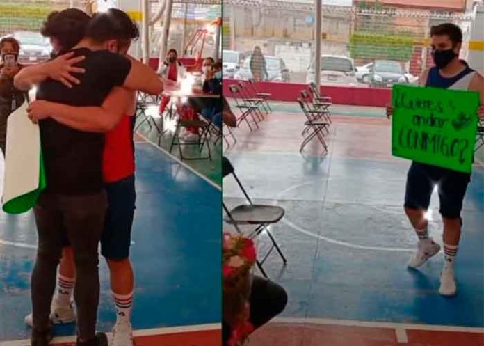 Viral: Joven mexicano le pide a otro que sea su novio en pleno puesto de vacunación