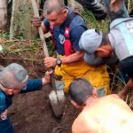 Personas tratando de rescatar a menor tras un alud de tierra