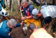 Personas tratando de rescatar a menor tras un alud de tierra