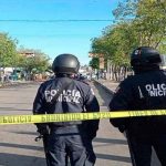 Sujeto es arrestado en México por llevar una cabeza humana cercenada Agentes de la policía federal de México