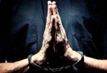 ¡Pecado! Padrecito mexicano usa la biblia para robar celulares (Video) Supuesto sacerdote arrestado por cometer delito