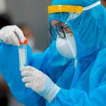 Enfermero con una muestra del COVID-19