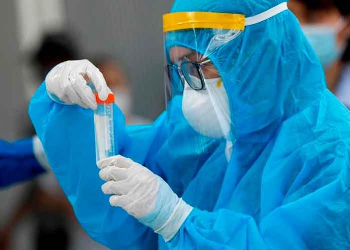 Enfermero con una muestra del COVID-19