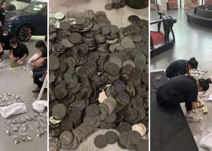 monedas-1 'A punta de monedas' un hombre compra un automóvil a su hijo