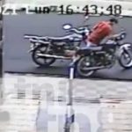 «A lo descarado» sujeto roba una moto en León (VIDEO) Foto: A plena luz del día un sujeto robó una moto que estaba estacionada/TN8
