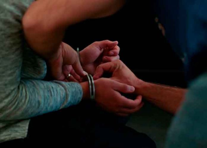 Arrestan a mujer por que traía puesto pañal relleno de cocaína