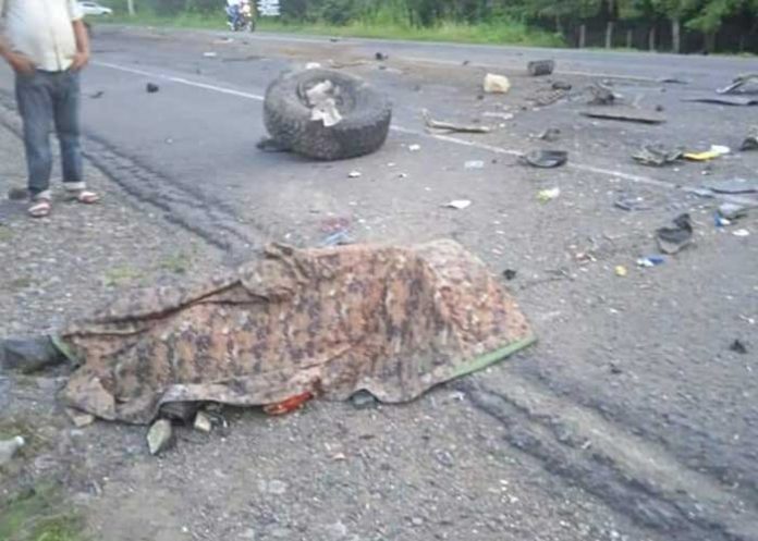 choque frontal entre un vehículo del Ejército y una camioneta.