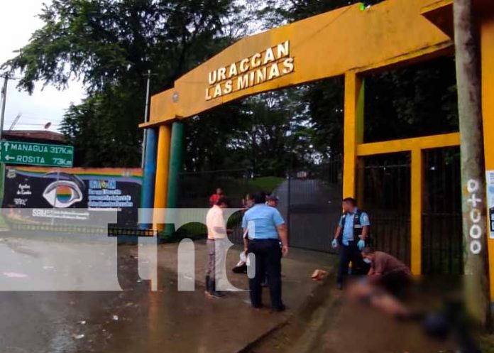 El cuerpo de una persona fue encontrada sin vida en el portón de una universidad