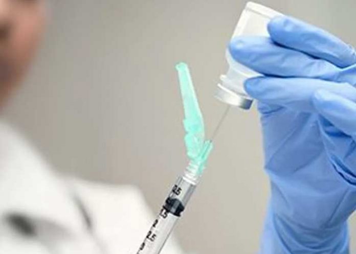 mujer Foto: Enfermera de Alemania inyecta agua con sal a 8600 personas 'por' el COVID-19 en Alemania / Referencia