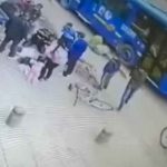 Mujer casi pierde la vida al caer a una alcantarilla junto a su bebe Bogotá Mujer casi pierde la vida al caer a una alcantarilla junto a su bebe Bogotá